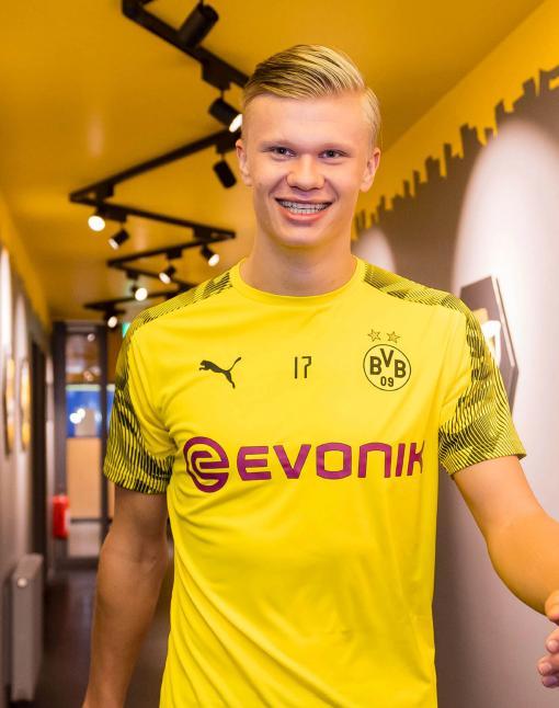 残暴！足总杯-塞梅尼奥首秀传射 罗德里破门曼城10-1晋级